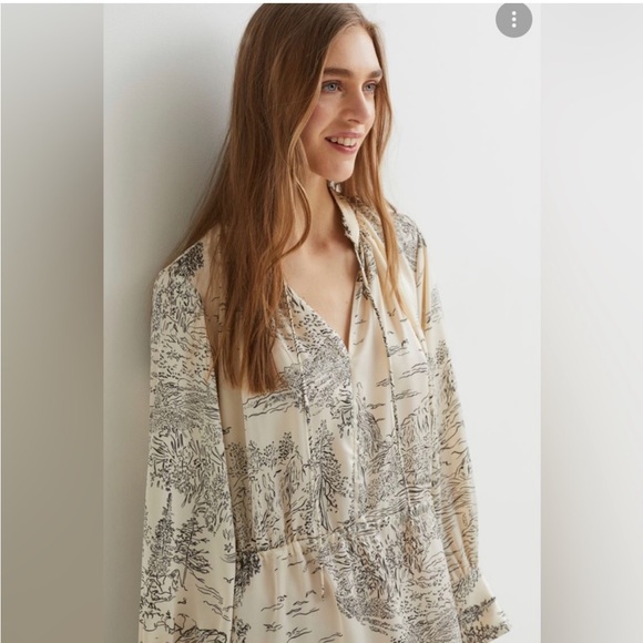 H&M Oversized dress with drawstrings - Picture 2 of 4